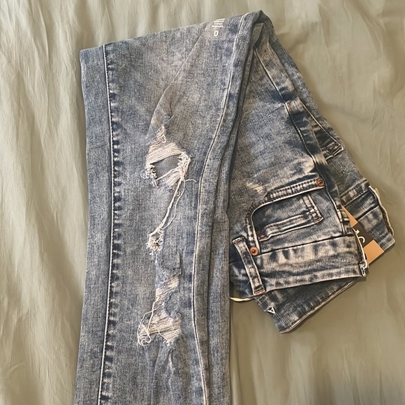 NWT - High Rise Curvy Jegging - Picture 3 of 4